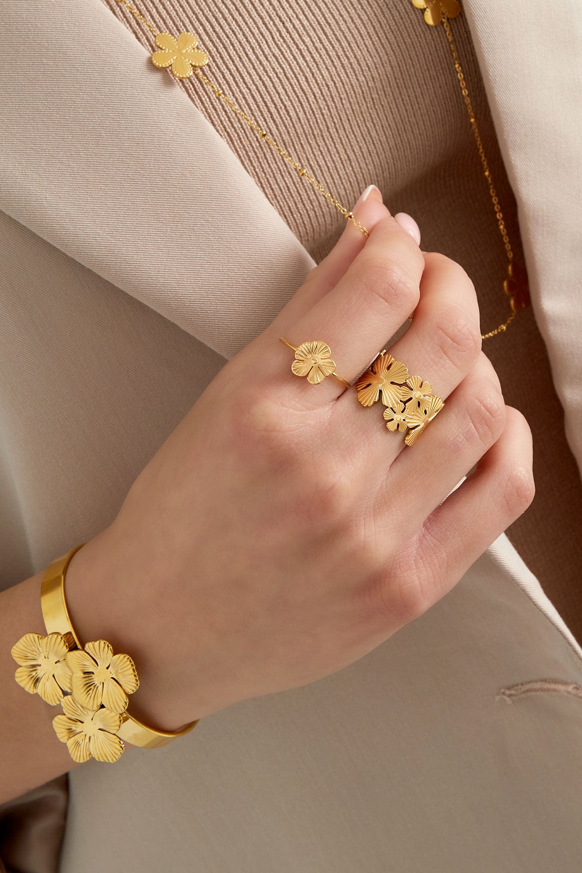 ring met schattige bloem