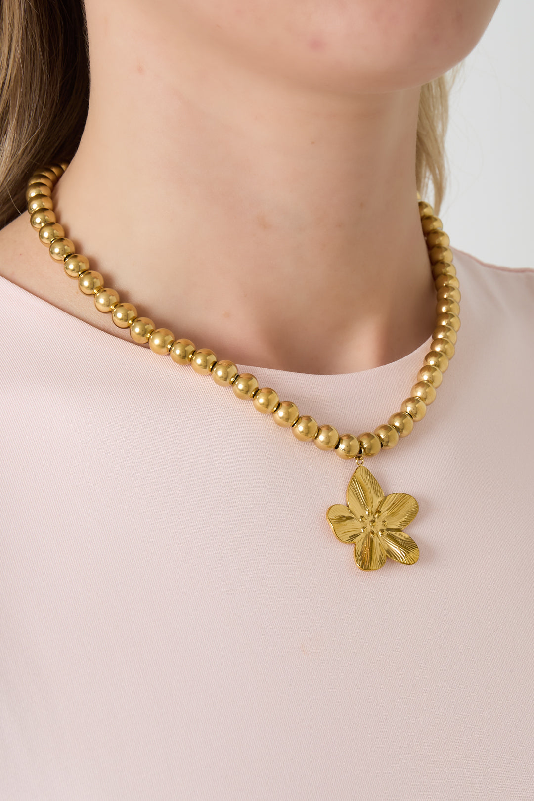 8mm holle kralenketting met een bloem