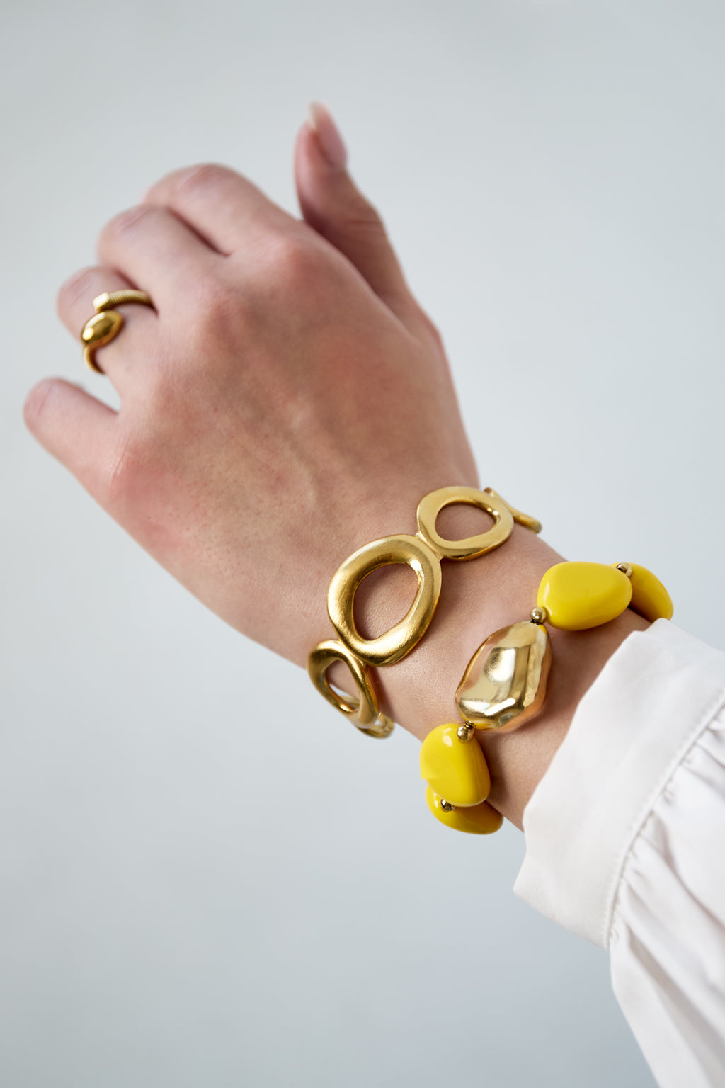 Kralenarmband met organisch gevormde statement kraal