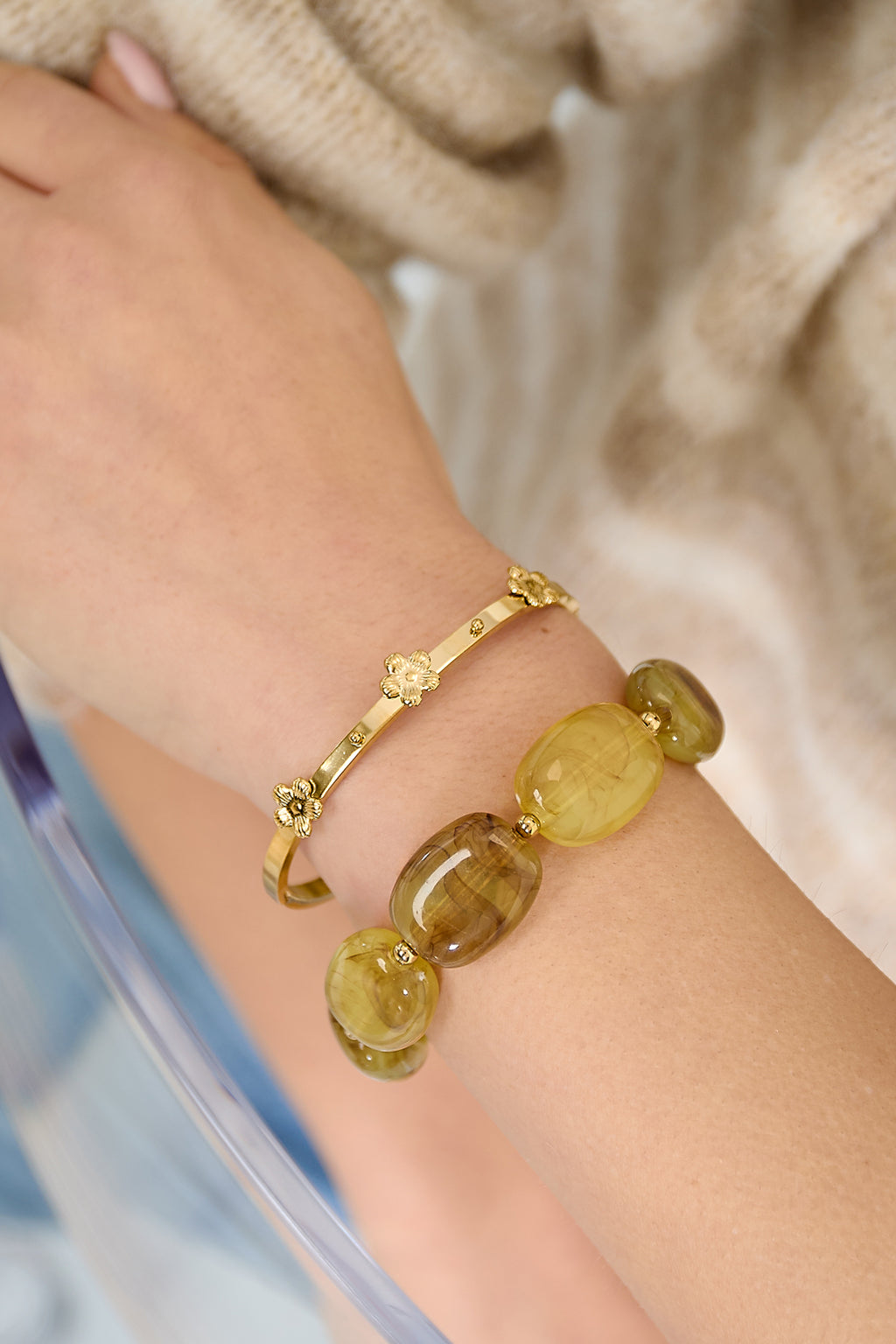 Bangle met bloemdetails