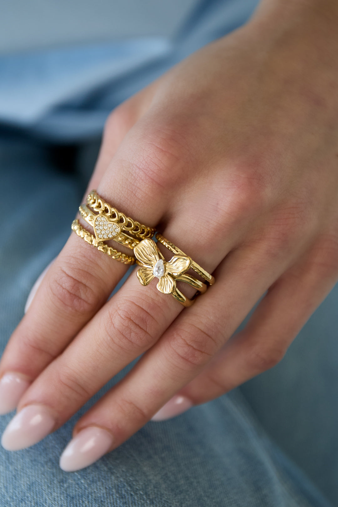 Gelaagde statement ring met bloem en steen