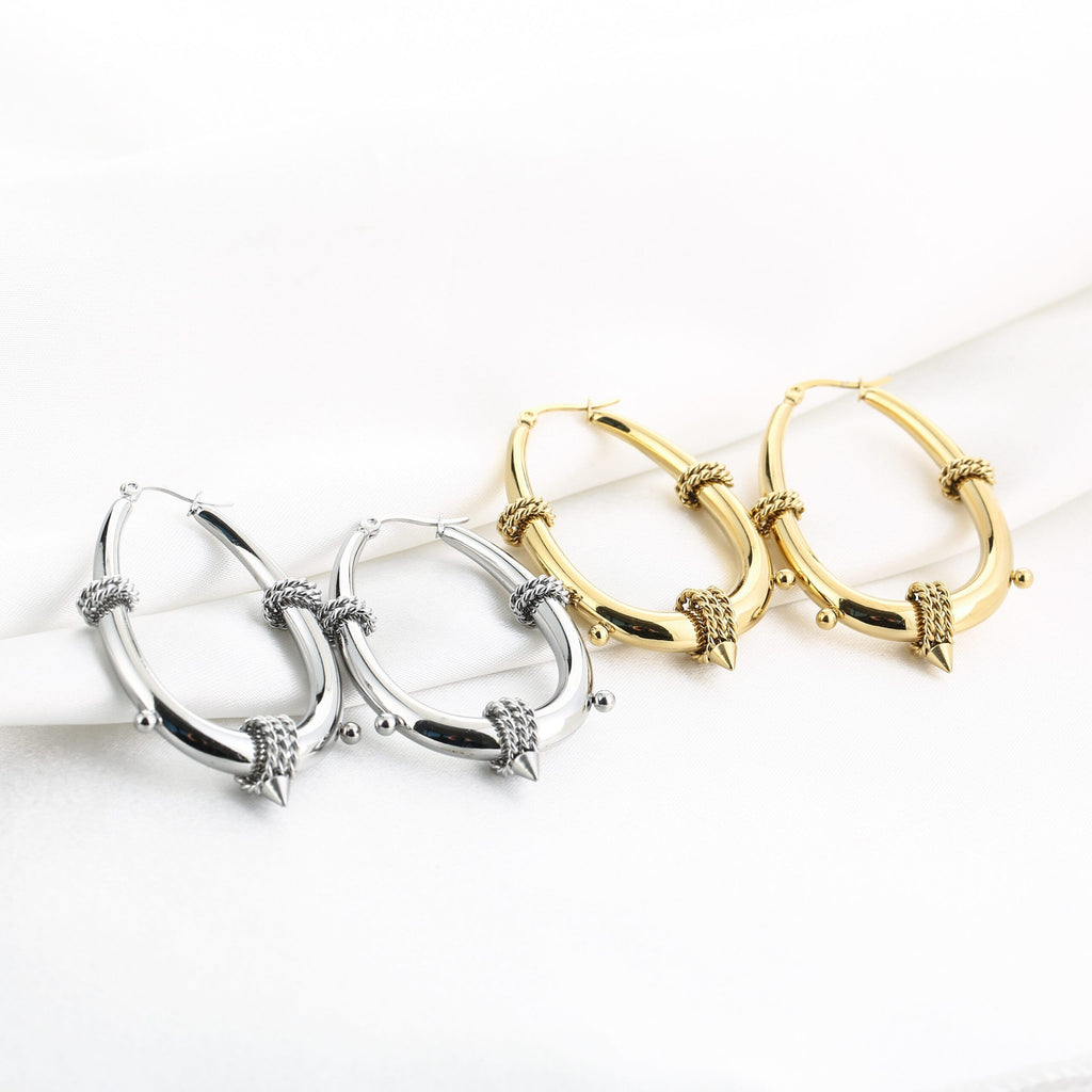 Bali oorbellen goud en zilver side by side