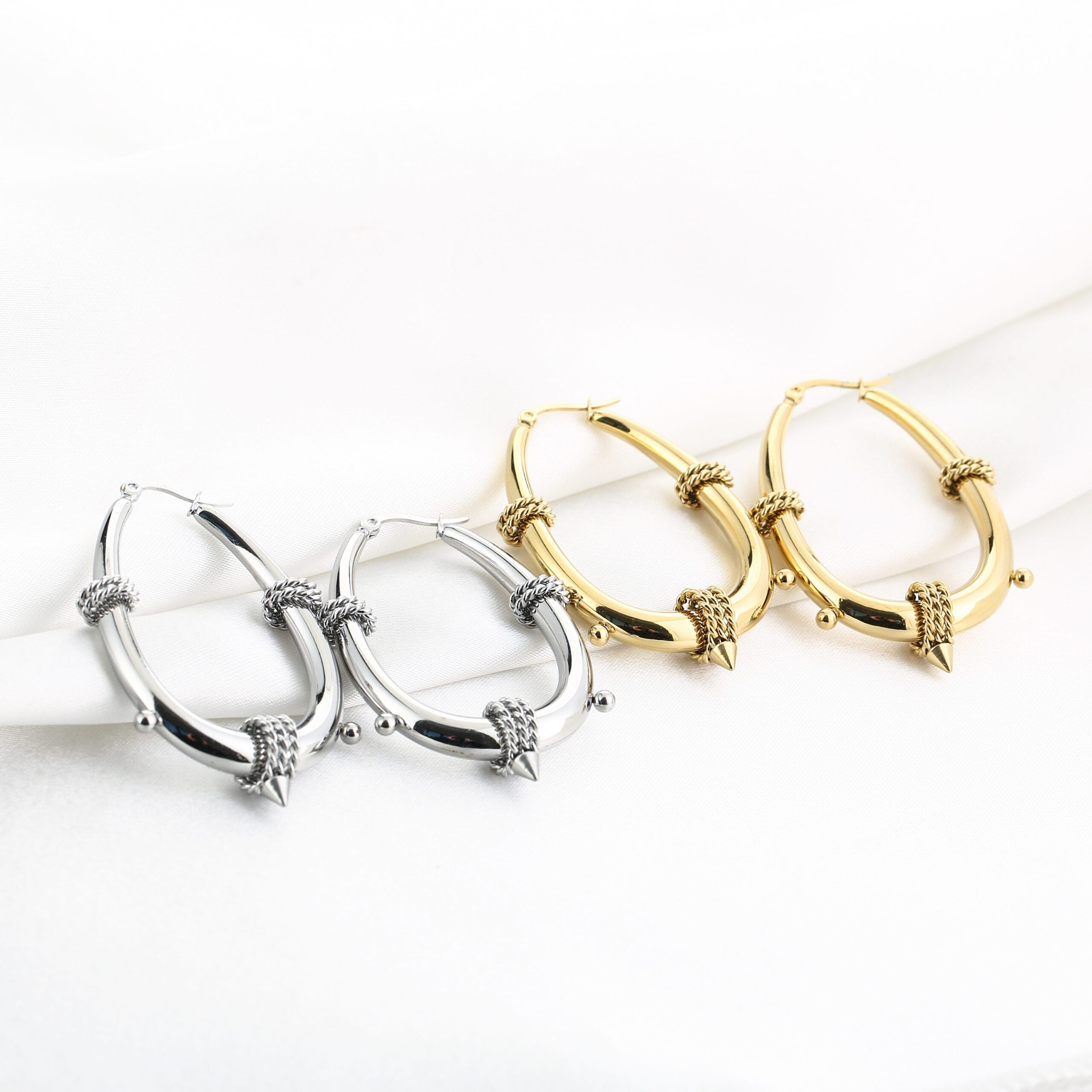 Bali oorbellen goud en zilver side by side
