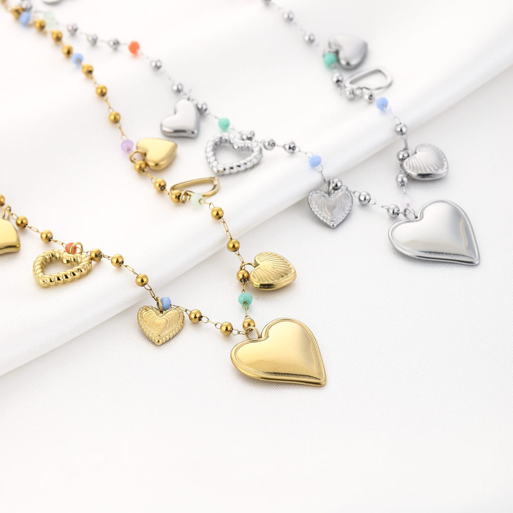 Ketting met hartjes bedels side by side