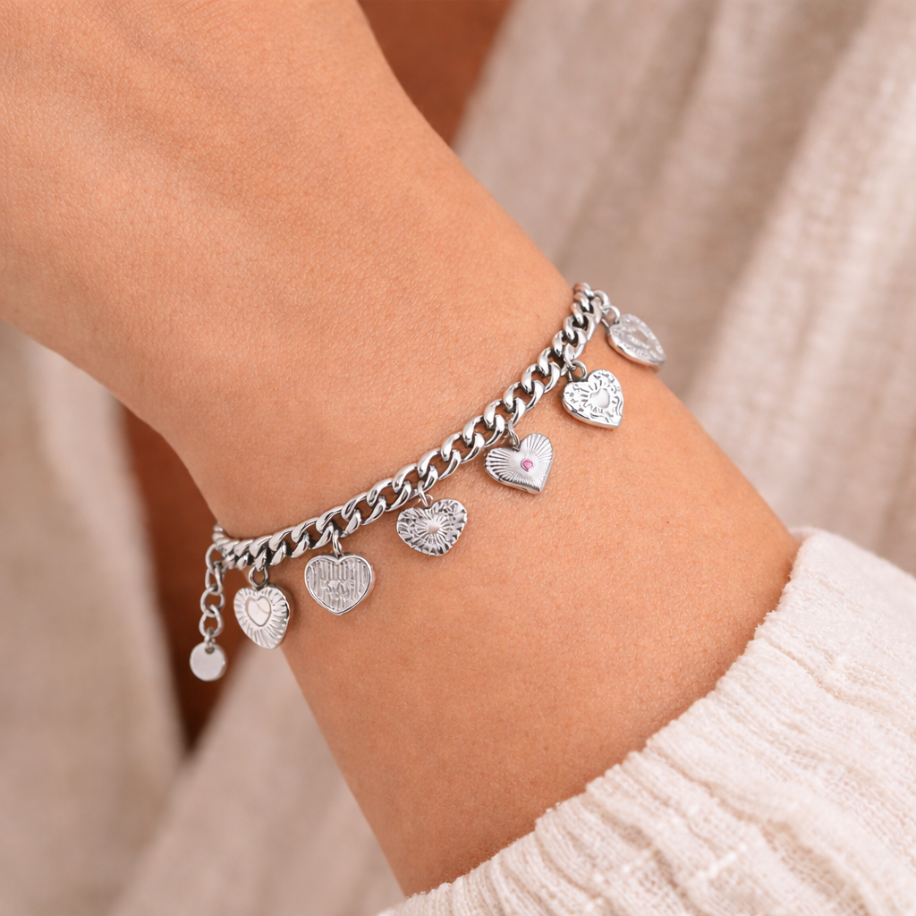 Armband met bedels zilver gedragen door model