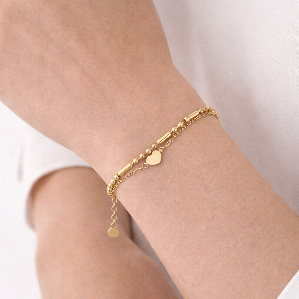 armband met hartje goud gedragen door model