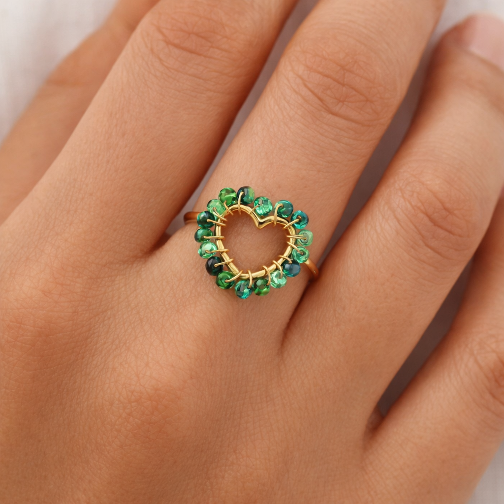 Gedragen foto van hartjes ring met kraaltjes groen