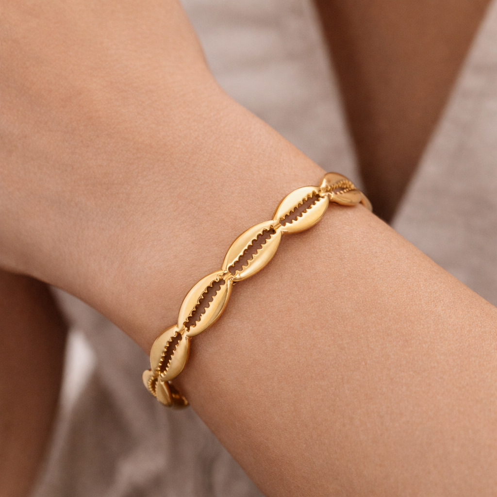 Schelpjes armband gedragen door model