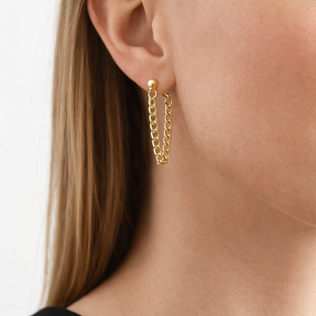 Chain oorbellen goud op model