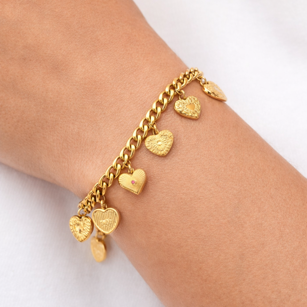 Armband met bedels goud gedragen door model