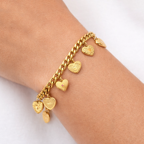 Armband met bedels goud gedragen door model