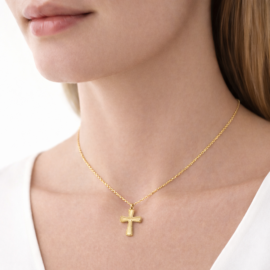 ketting kruisje goud op model